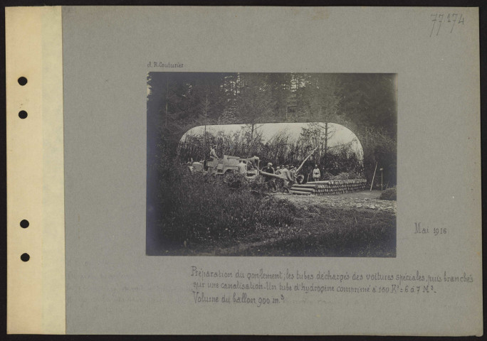 S.l. Préparation du gonflement ; les tubes déchargés des voitures spéciales, puis branchés sur une canalisation. Un tube d'hydrogène comprimé à 150 K = 6 à 7 M3. Volume du ballon 900 m3