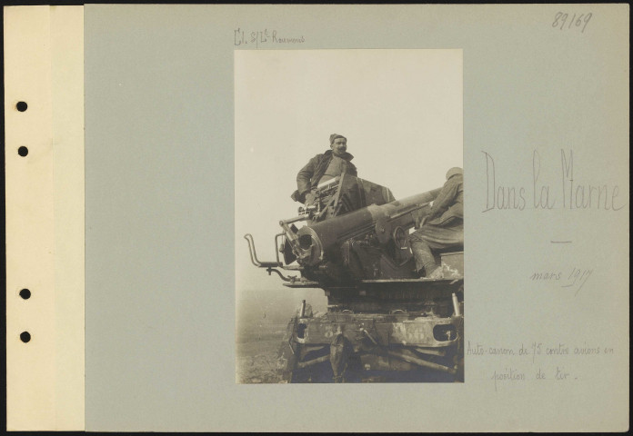 Dans la Marne. Auto-canon de 75 contre avions en position de tir