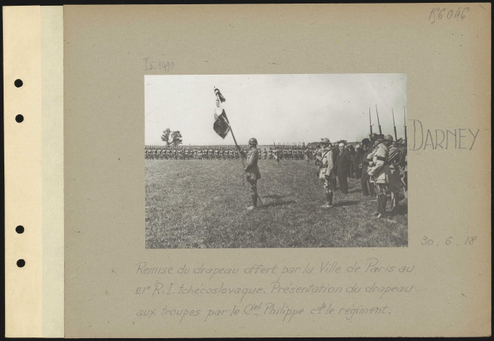Darney. Remise du drapeau offert par la Ville de Paris au 21e régiment d'infanterie tchécoslovaque. Présentation du drapeau aux troupes par le colonel Philippe commandant le régiment