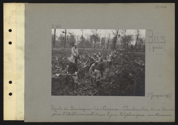 Bus (près). Route de Boulogne-la-Grasse : construction d'une tranchée pour l'établissement d'une ligne téléphonique souterraine