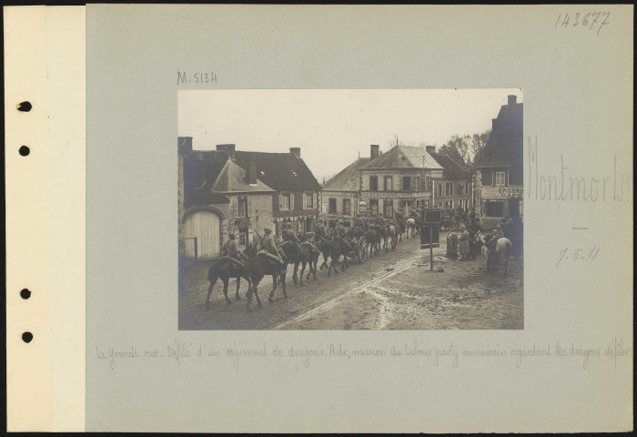 Montmort (?). La Grande rue. Défilé d'un régiment de dragons. À droite, mission du Labour party américain regardant les dragons défiler