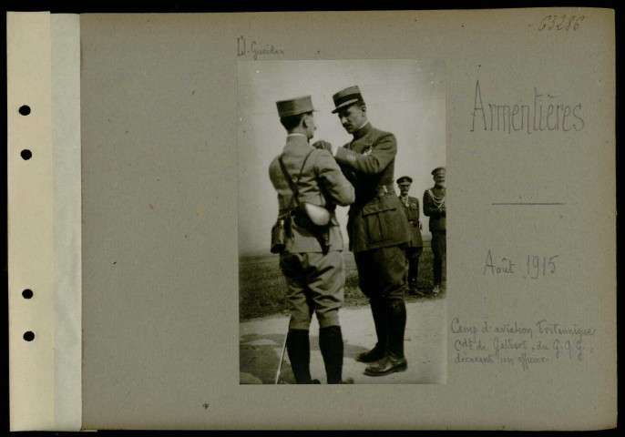 Armentières. Camp d'aviation britannique. Commandant de Galbert, du grand quartier général, décorant un officier