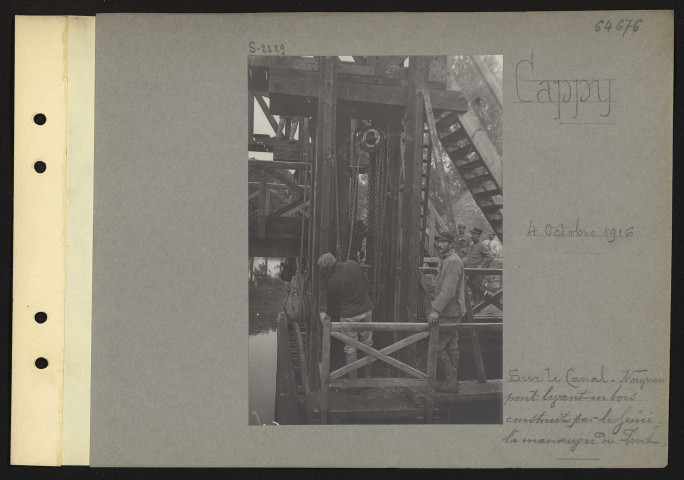 Cappy. Sur le canal. Nouveau pont levant en bois construit par le génie ; la manœuvre du pont