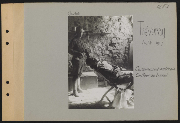 Tréveray. Cantonnement américain. Coiffeur au travail