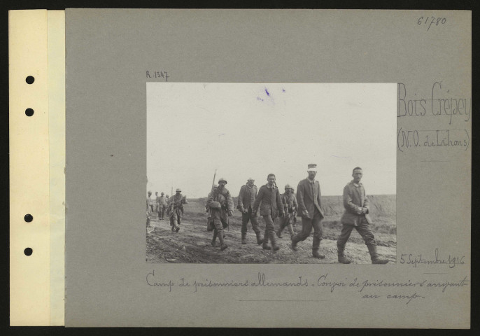 Bois Crépey (nord-ouest de Lihons). Camp de prisonniers allemands : convoi de prisonniers arrivant au camp