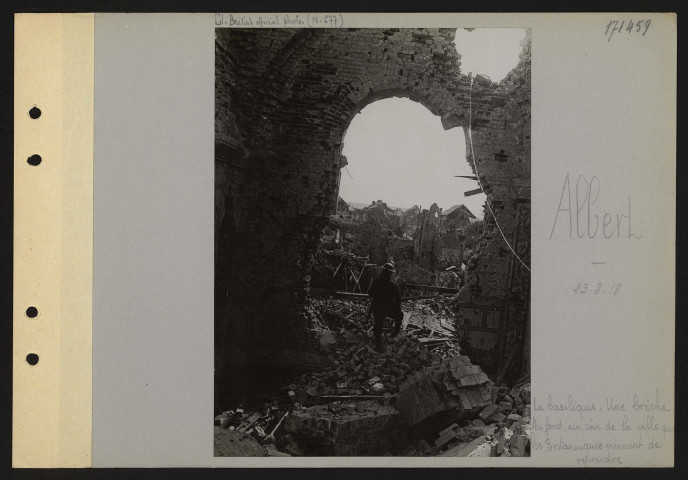 Albert. La basilique. Une brèche. Au fond, un coin de la ville que les Britanniques viennent de reprendre