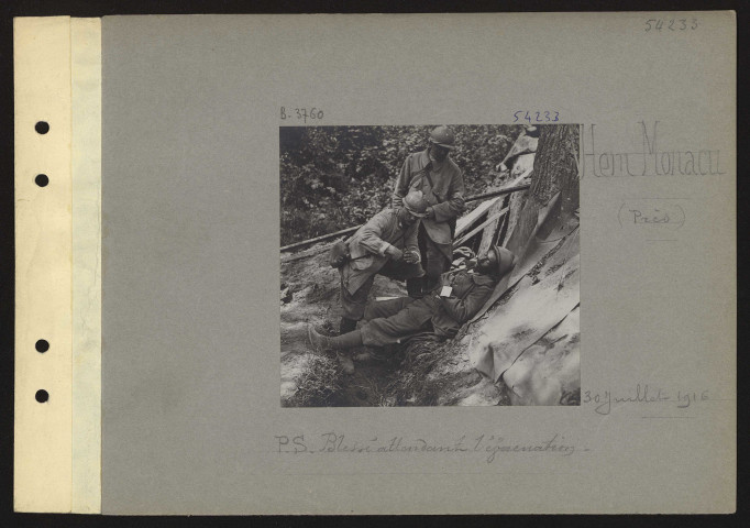 Hem-Monacu (près). Poste de secours. Blessé attendant l'évacuation