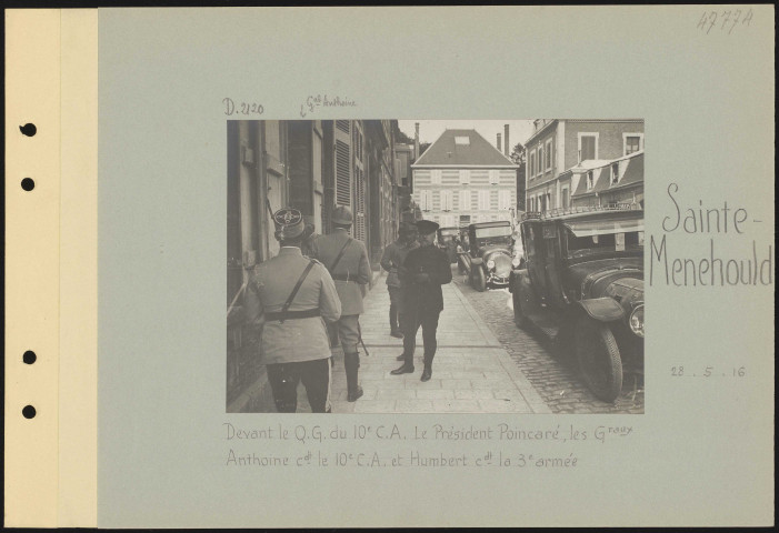 Sainte-Menehould. Devant le quartier général du 10e CA. Le président Poincaré, les généraux Anthoine commandant le 10e CA et Humbert commandant la 3e armée
