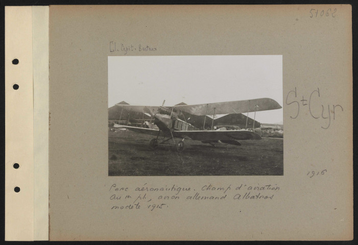 Saint-Cyr. Parc aéronautique. Champ d'aviation au premier plan, avion allemand albatros modèle 1915