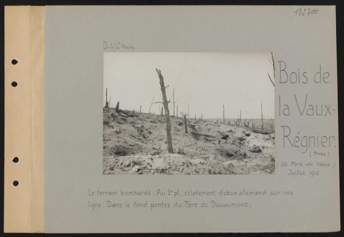 Bois de la Vaux-Régnier (près) (sud-ouest du Fort de Vaux). Le terrain bombardé. Au deuxième plan, éclatement d'obus allemand sur nos lignes. Dans le fond, pentes du Fort de Douaumont