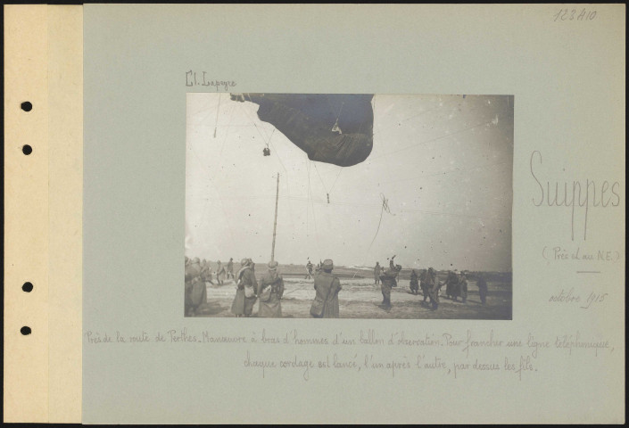 Suippes (près et au nord-est). Près de la route de Perthes. Manœuvre à bras d'hommes d'un ballon d'observation. Pour franchir une ligne téléphonique, chaque cordage est lancé, l'un après l'autre, par-dessus les fils