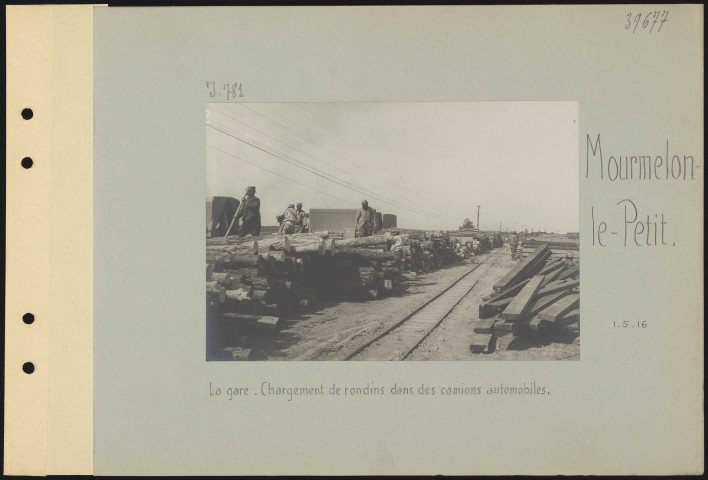 Mourmelon-le-Petit. La gare. Chargement de rondins dans des camions automobiles