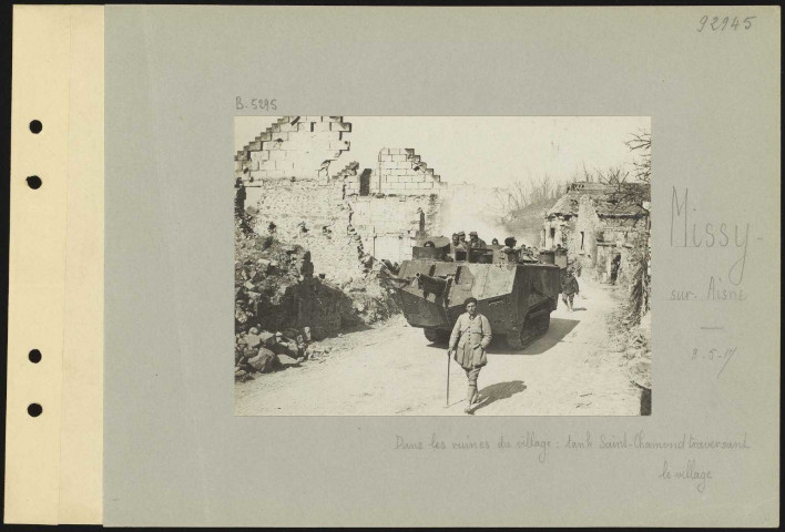 Missy-sur-Aisne. Dans les ruines du village : tank Saint-Chamond traversant le village