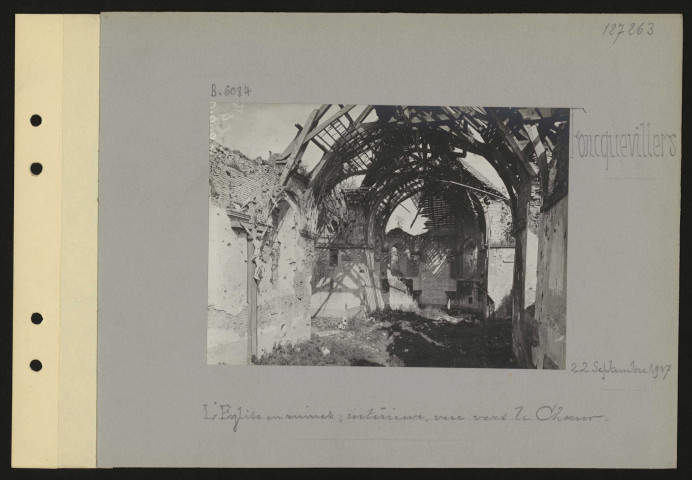 Foncquevillers. L'église en ruines ; intérieur, vue vers le chœur