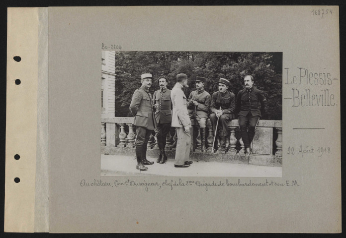 Le Plessis-Belleville. Au château. Commandant Duseigneur, chef de la deuxième brigade de bombardement et son EM