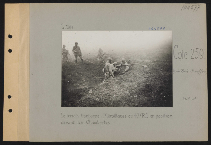 Cote 259 (ouest du Bois Chauffour). Le terrain bombardé. Mitrailleuses du 47e RI en position devant les Chambrettes