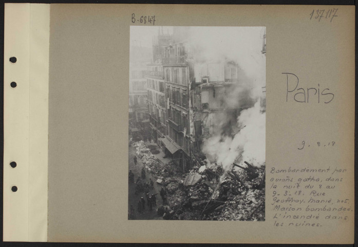 Paris. Bombardement par avions Gotha, dans la nuit du 8 au 9.3.18. Rue Geoffroy-Marie, numéro 5. Maison bombardée. L'incendie dans les ruines