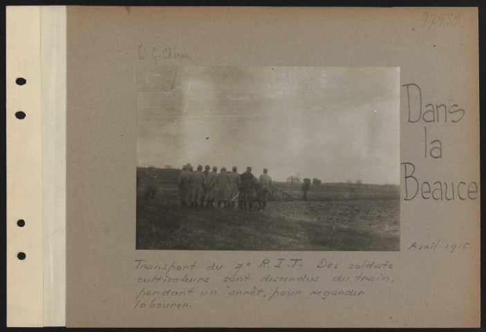 Dans la Beauce. Transport du 7e RIT. Des soldats cultivateurs sont descendus du train, pendant un arrêt, pour regarder labourer