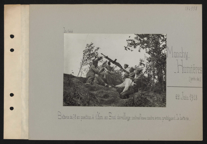 Monchy-Humières (près de). Batterie de 75 en position à un kilomètre au sud du village : mitrailleuse contre avion protégeant la batterie