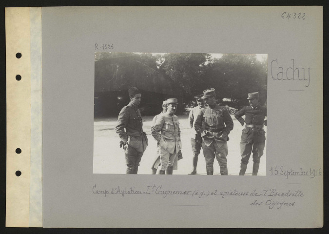 Cachy. Camp d'aviation : lieutenant Guynemer (à gauche) et aviateurs de l'escadrille des Cigognes