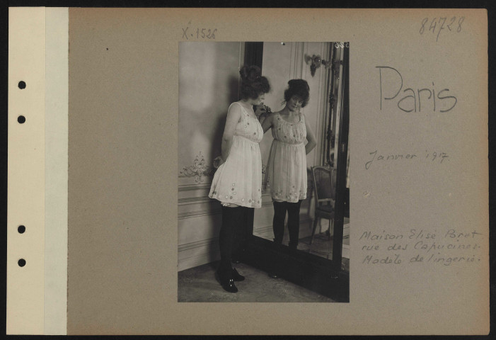 Paris. Maison Elise Poret rue des Capucines. Modèle de lingerie