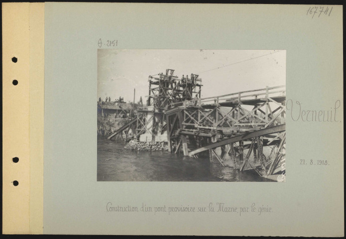 Verneuil. Construction d'un pont provisoire sur la Marne, par le génie