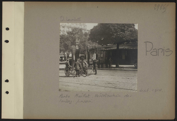 Paris. Porte Maillot. Vérification des laissez-passer