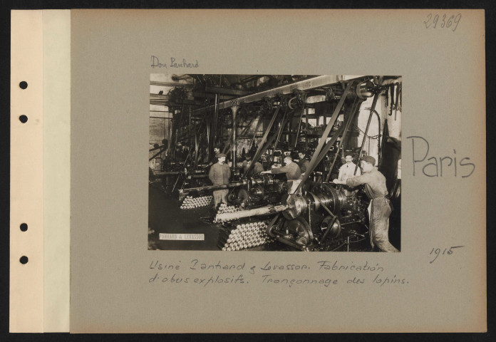 Paris. Usine Panhard et Levassor. Fabrication d'obus d'explosifs. Tronçonnage des lopins