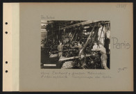 Paris. Usine Panhard et Levassor. Fabrication d'obus d'explosifs. Tronçonnage des lopins