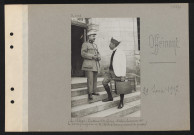 Offémont. Au château ; lieutenant de Guery attaché à la mission de la presse française et M. Hubert. Correspondant de guerre