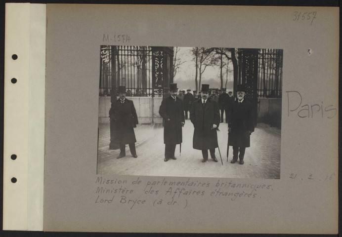 Paris. Mission de parlementaires britanniques. Place de la Concorde. Lord Bryce accompagné de monsieur Stephen Pichon
