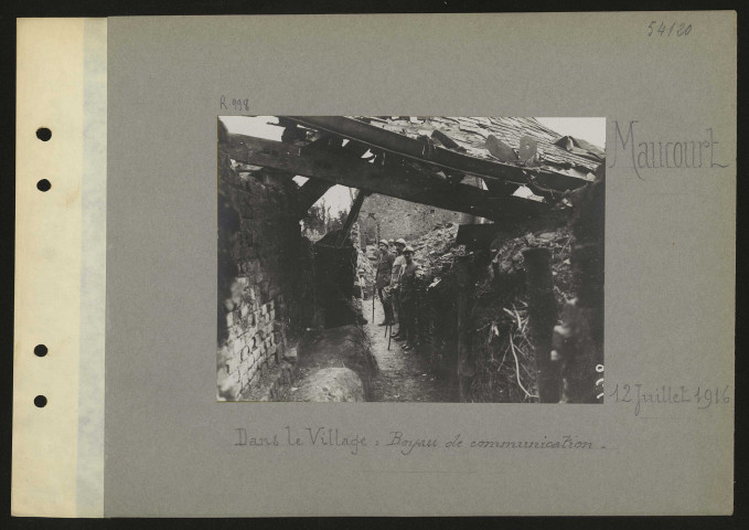 Maucourt. Dans le village ; boyau de communication