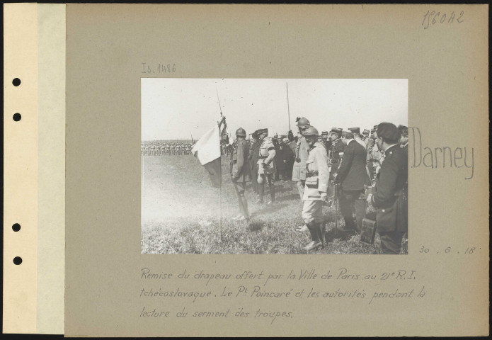 Darney. Remise du drapeau offert par la Ville de Paris au 21e régiment d'infanterie tchécoslovaque. Le président Poincaré et les autorités pendant la lecture du serment des troupes
