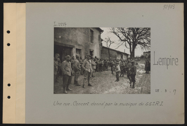 Lempire. Une rue. Concert donné par la musique du 55e RI
