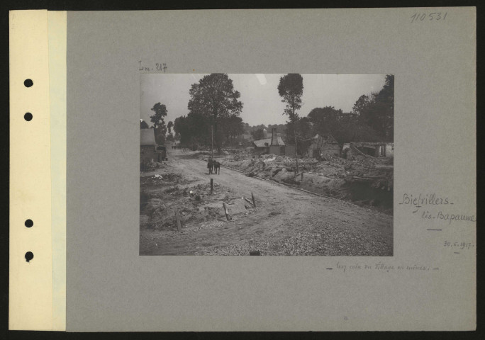 Biefvillers-lès-Bapaume. Un coin du village en ruines