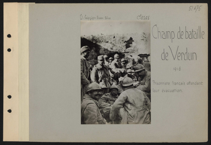Champ de bataille de Verdun. Prisonniers français attendant leur évacuation