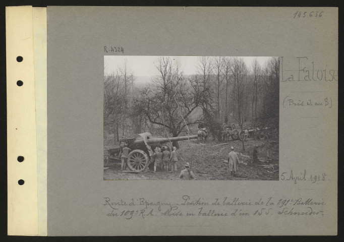 La Faloise (près et au sud). Route d'Epagny. Position de batterie de la 191e batterie du 109e régiment d'artillerie. Mise en batterie d'un 155 Schneider
