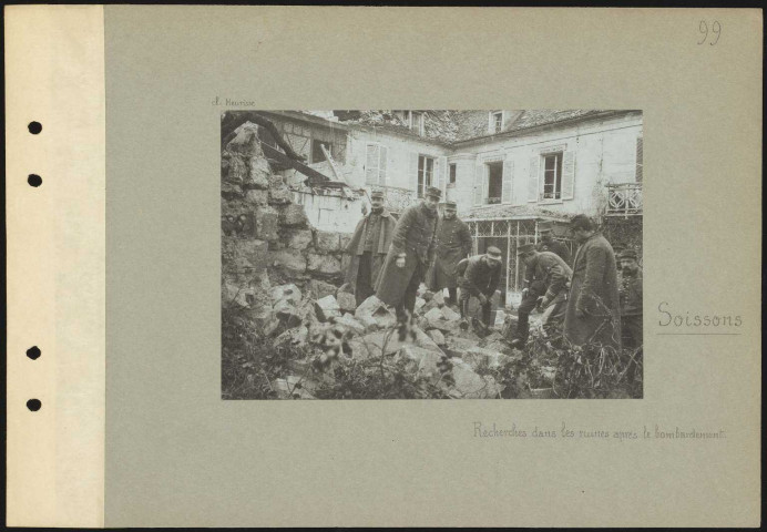 Soissons. Recherches dans les ruines après le bombardement