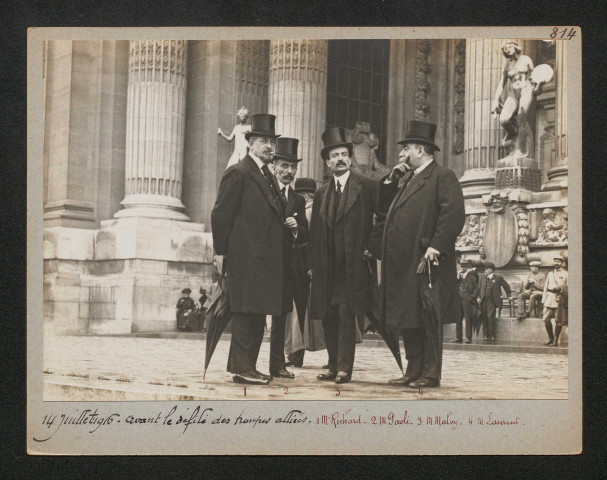 Avant le défilé des troupes alliées. 1 : monsieur Richard, 2 : monsieur Paoli, 3 : monsieur Malvy, 4 : monsieur Laurent