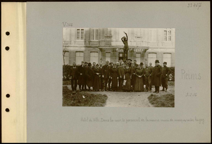 Reims. Hôtel de ville. Dans la cour. Le personnel de la mairie muni de masques contre les gaz