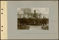 Reims. Hôtel de ville. Dans la cour. Le personnel de la mairie muni de masques contre les gaz