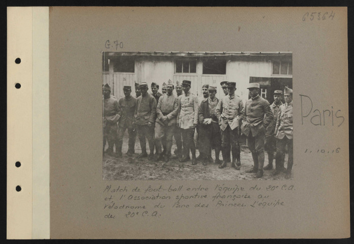 Paris. Match de football entre l'équipe du 20e CA et l'Association sportive française au vélodrome du Parc des Princes. L'équipe du 20e CA