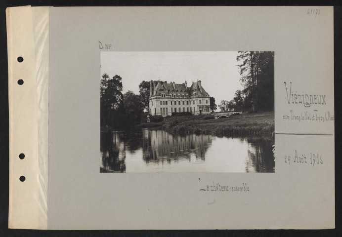 Viézigneux (entre Tracy-le-Val et Tracy-le-Mont). Le château : ensemble