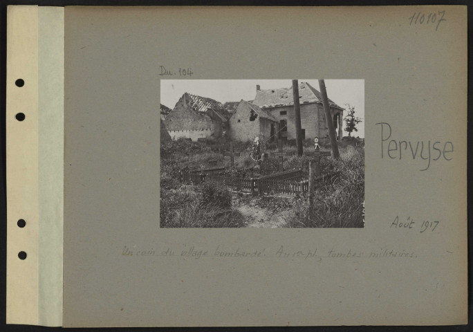 Pervyse. Un coin du village bombardé. Au premier plan, tombes militaires