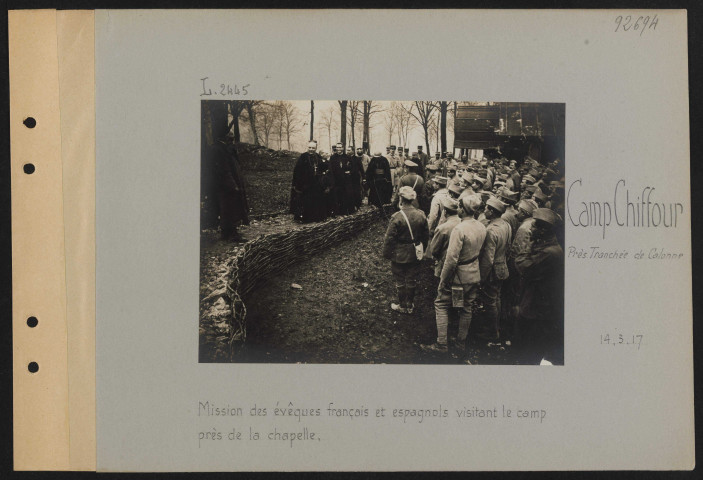 Camp Chiffour (près Tranchée de Calonne). Mission des évêques français et espagnols visitant le camp, près de la chapelle
