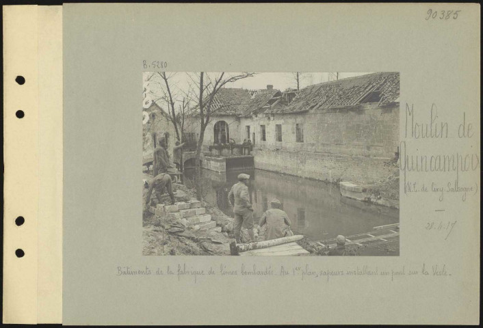 Moulin de Quincampoix (nord-est de Ciry-Salsogne). Bâtiment de la fabrique de limes bombardés. Au premier plan, sapeurs installant un pont sur la Vesle