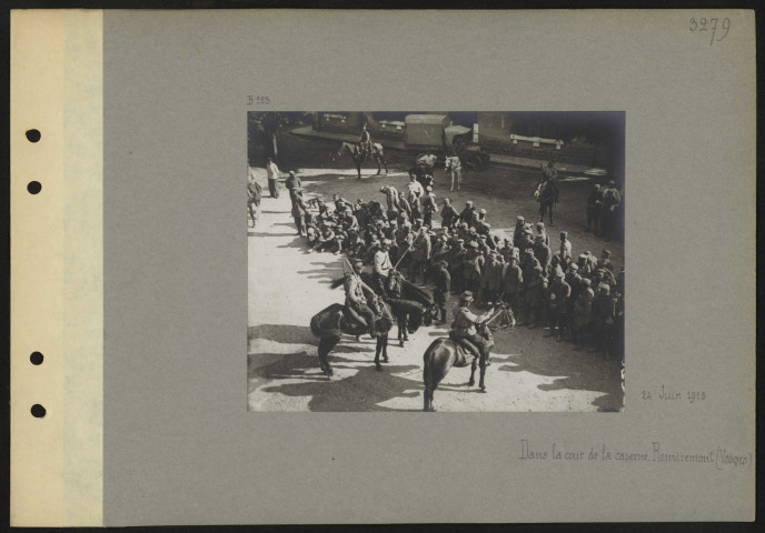 Remiremont (Vosges). Dans la cour de la caserne