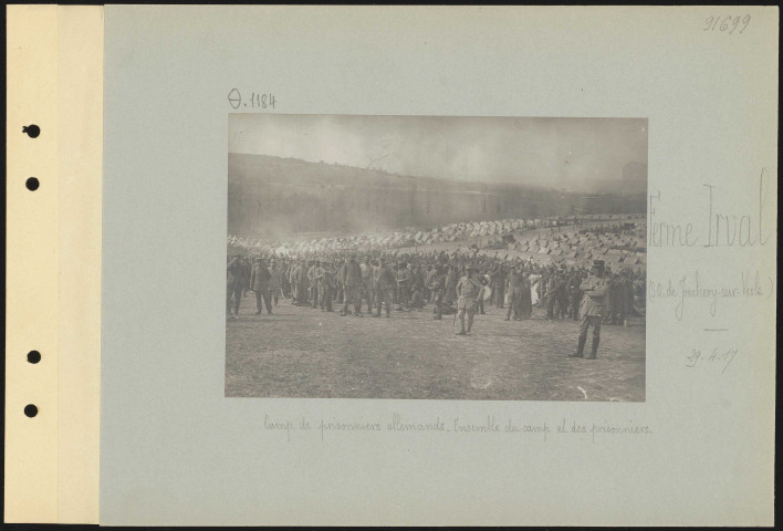 Ferme Irval (sud-ouest de Jonchery-sur-Vesle). Camp de prisonniers allemands. Ensemble du camp et des prisonniers