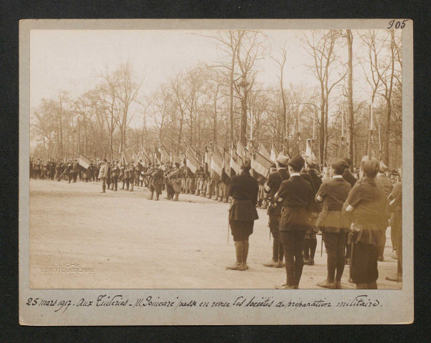 Aux Tuileries. Monsieur Poincaré passe en revue les sociétés de préparation militaire