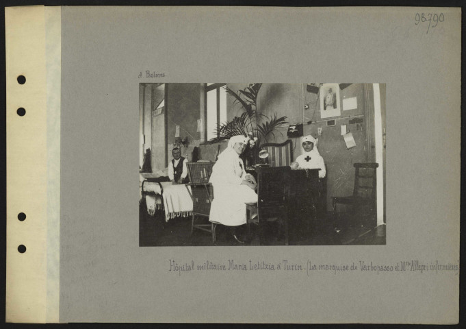 Turin (Italie). Hôpital militaire Maria Letitzia (la marquise de Varbopasso et mademoiselle Allegri infirmières)